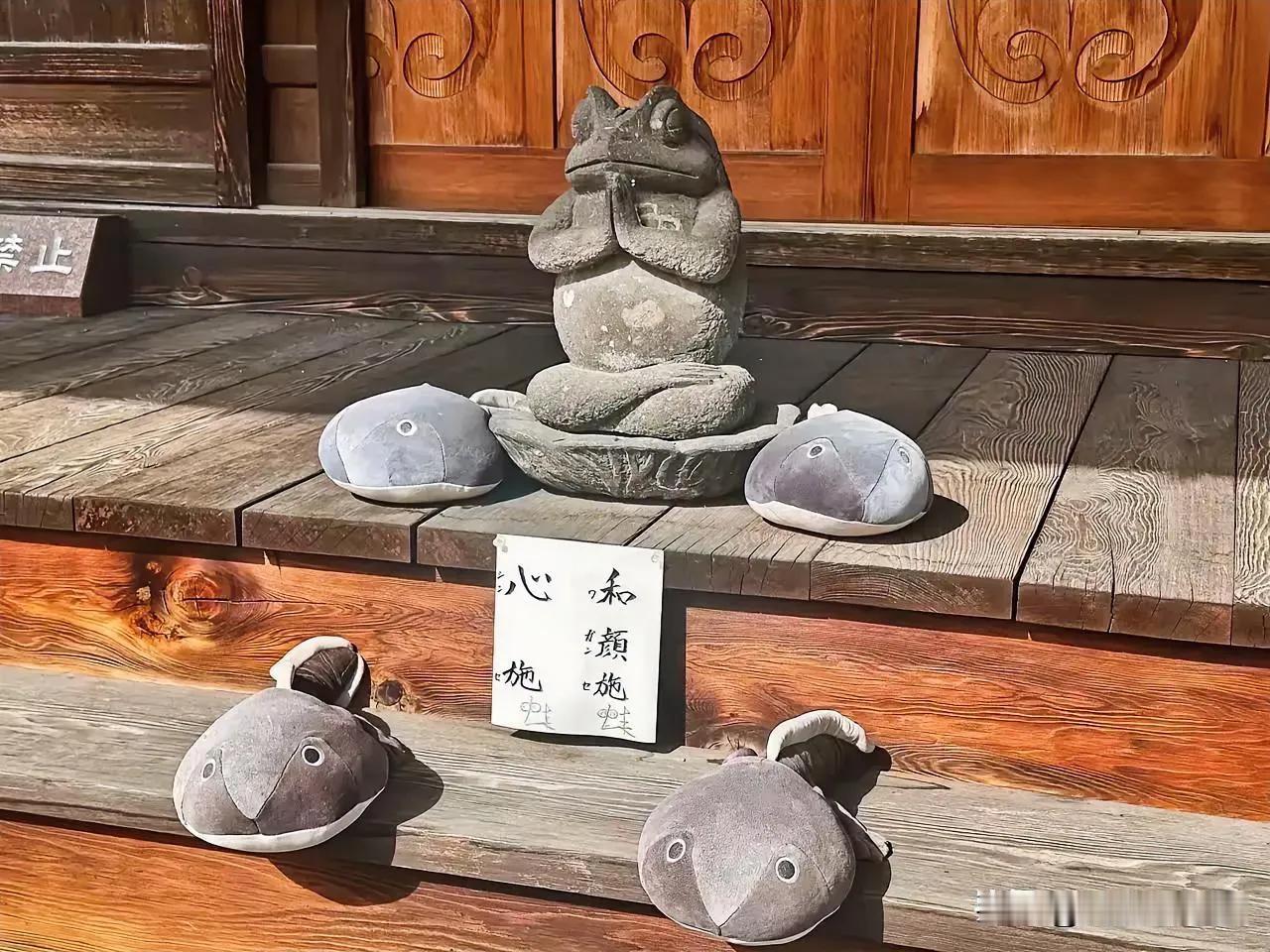去过日本的人应该都见过，寺庙、商铺、家里到处摆青蛙🐸这是什么信仰吗？咱们传统