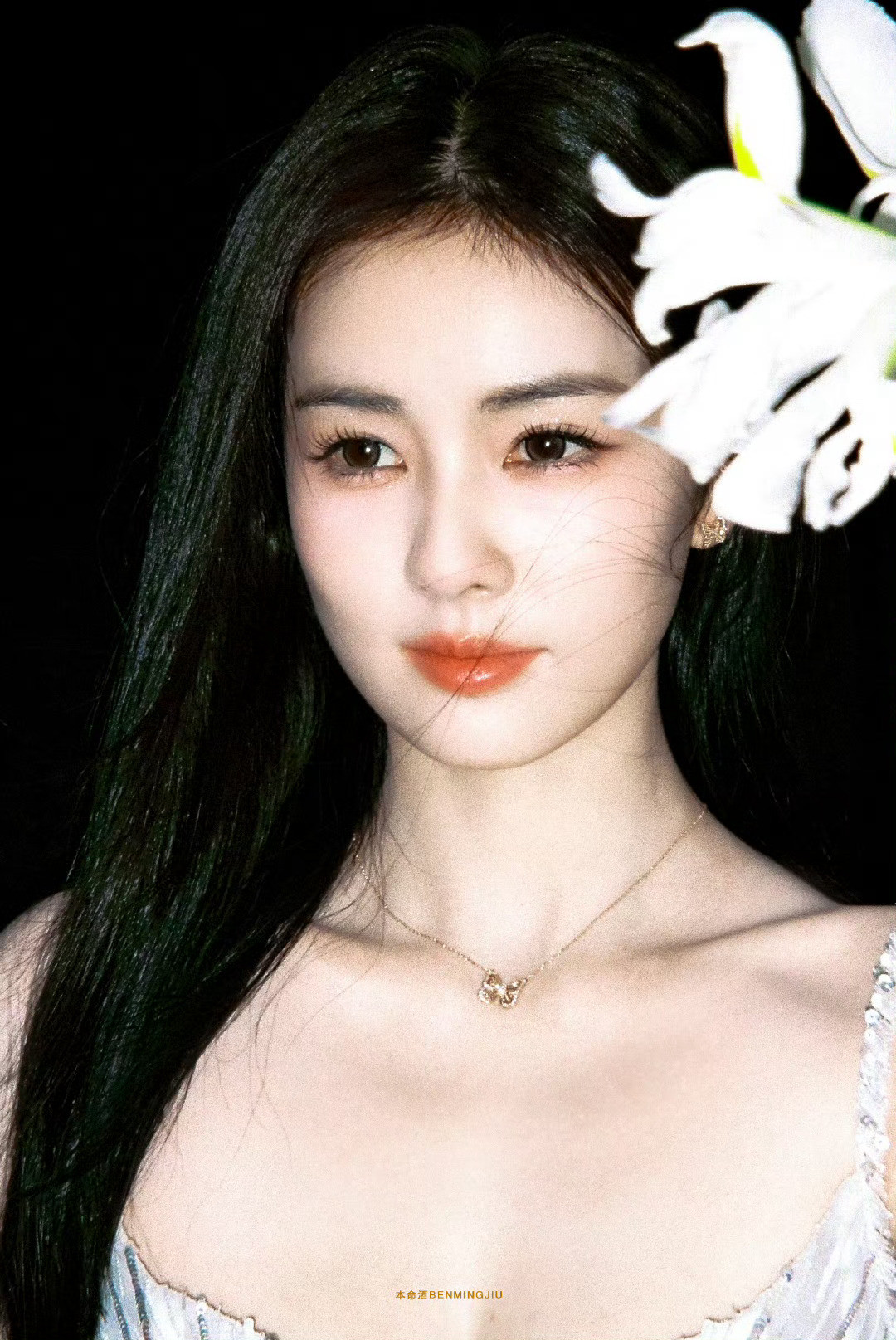 女人，你的美貌真是如维纳斯黄金比例般的奇迹。我恨不得又哭又叫从五行山下，嗖的一声