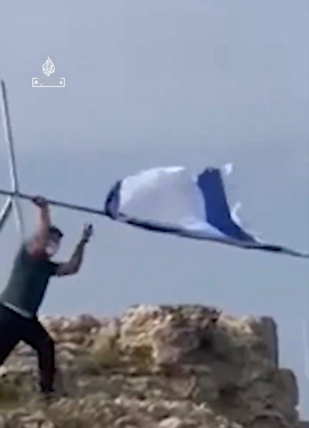 以色列的国旗被拆掉扔了！4月18日，黎以停火协议生效首日，黎巴嫩人返回南部被