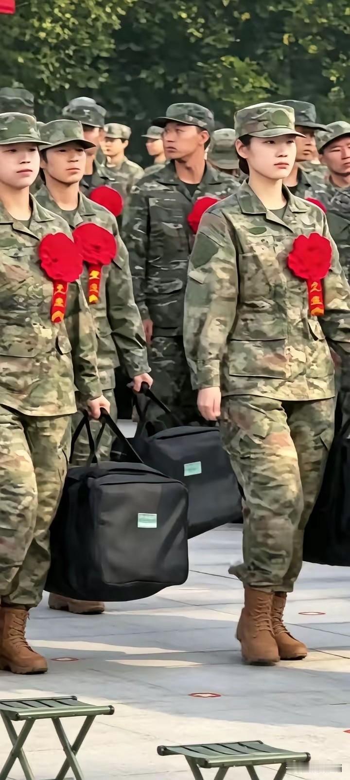 每次刷到女兵的视频，我心里就堵得慌。我闺女四年前报名应征，体检体验一路过关，
