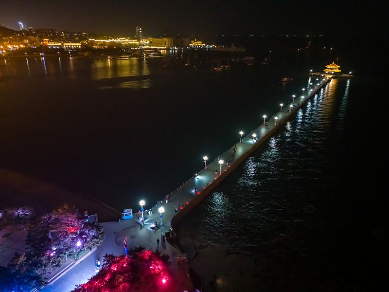 青岛绝对是个适合旅游的城市！它可是老牌旅游强市，暑期滨海游热门地。这里的海洋旅游