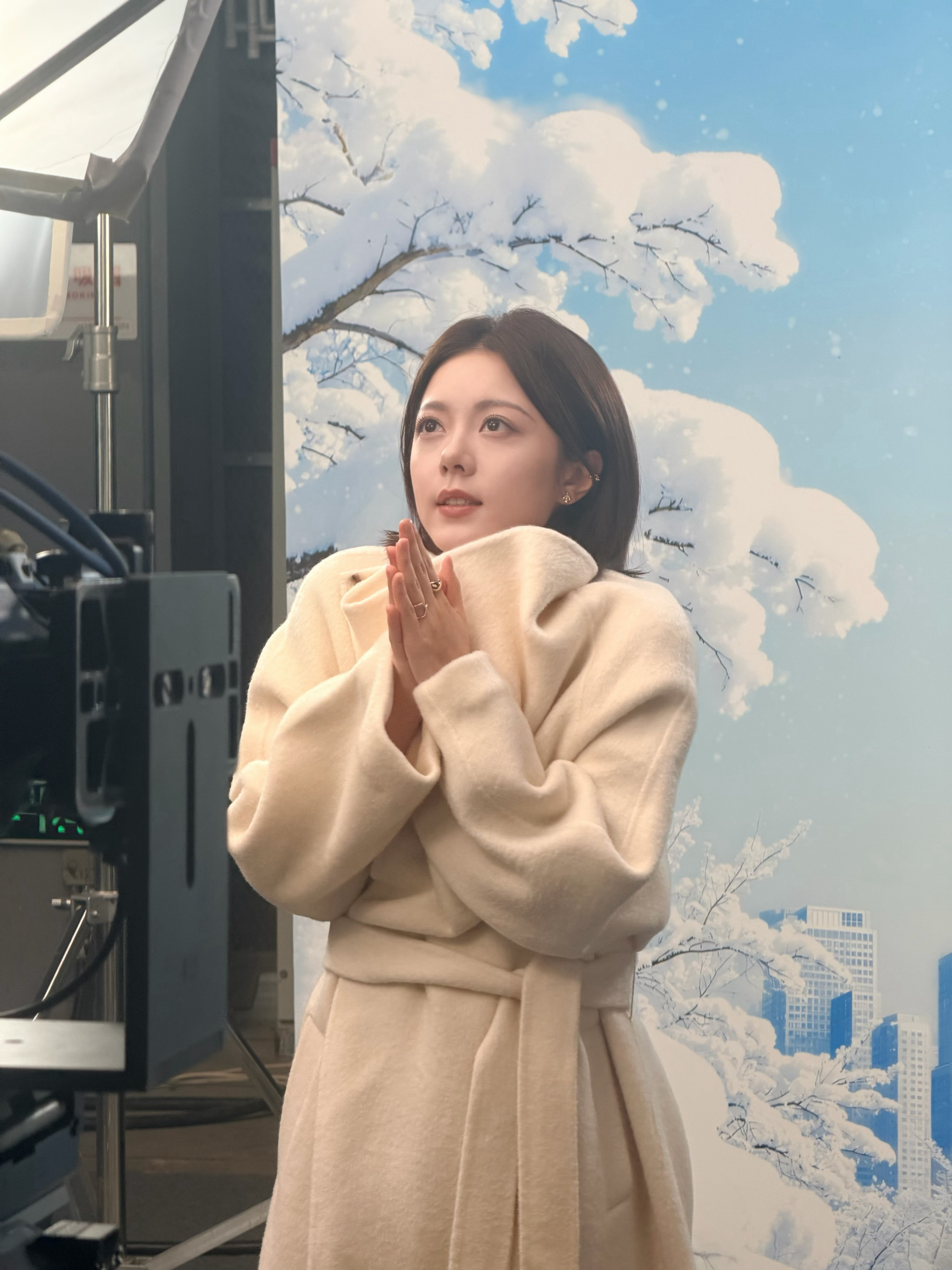 就这个生图免检赵今麦爽！不用挑角度随手侧拍几张就是直出的神图，皮肤还特别通透，自