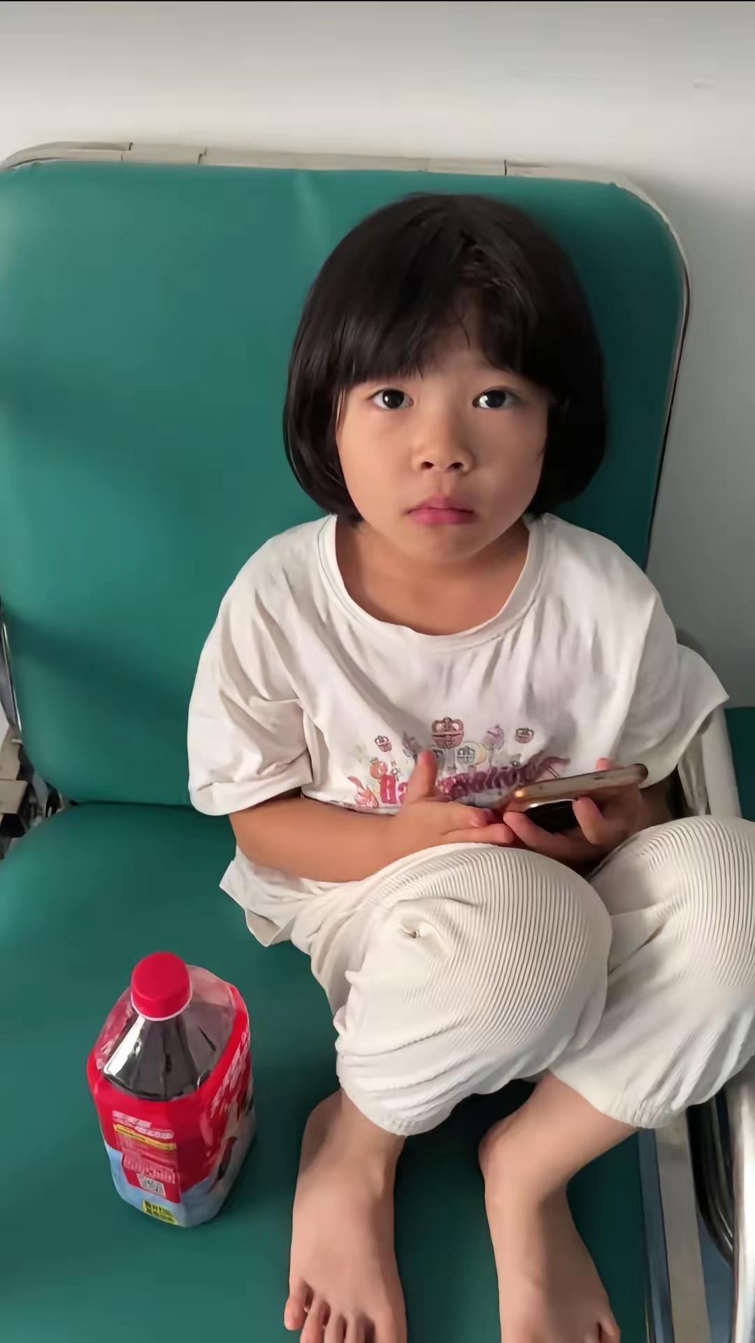 小天赐的妈妈又住院了，她的爸爸在医院的病房里拍视频。小天赐跟着爸爸妈妈在病房里吃