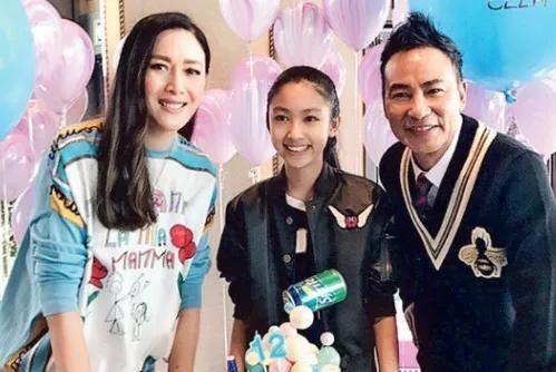 1995年，任达华在美国拍戏，女友琪琪去探班，逛街时，她一口气要了20多双鞋子和