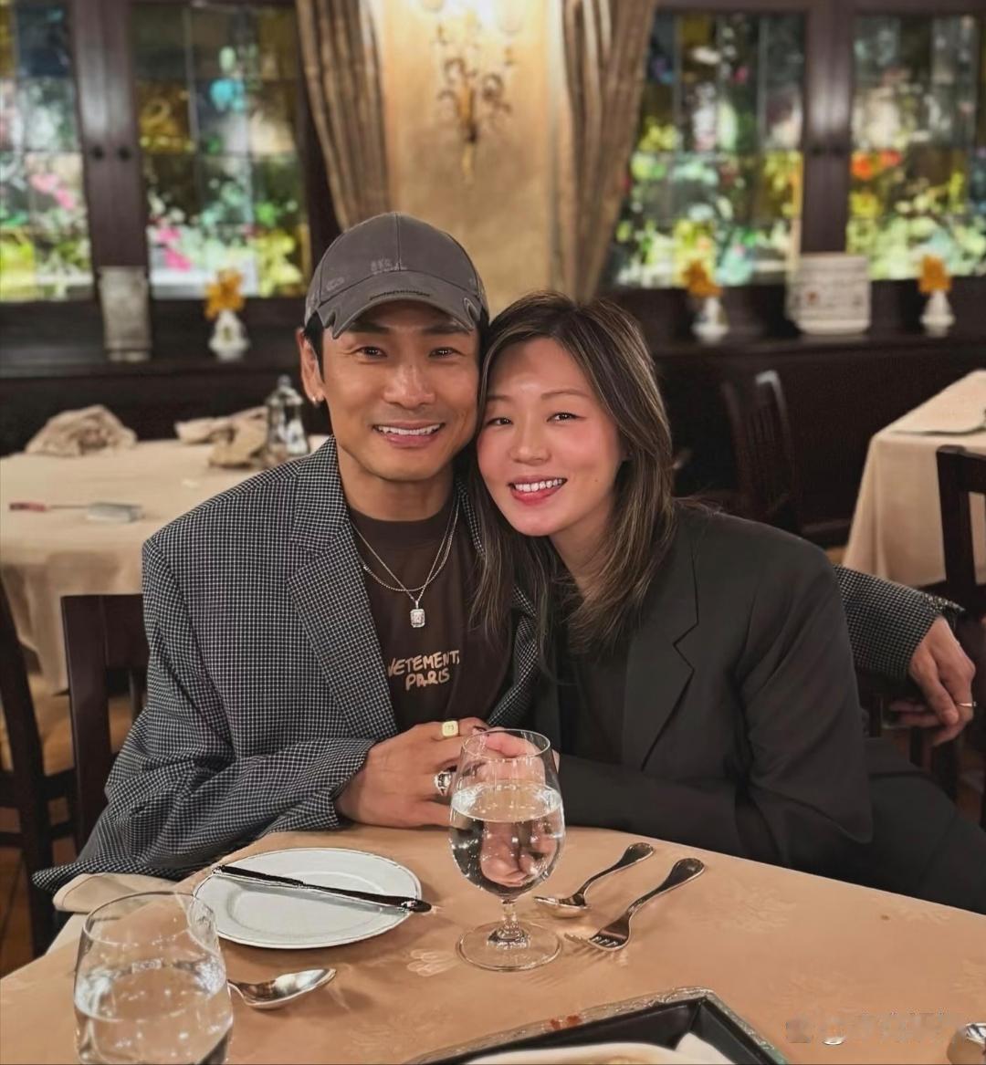 63岁杜德伟和老婆一起到酒店吃烛光晚餐，庆祝结婚纪念日。两个人又搂又抱，看起来好