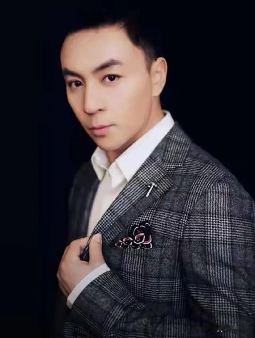 释小龙这波操作真“秀”，聚餐拿着茅台叫代驾，看着挺规矩。结果快到小区了，让代驾走