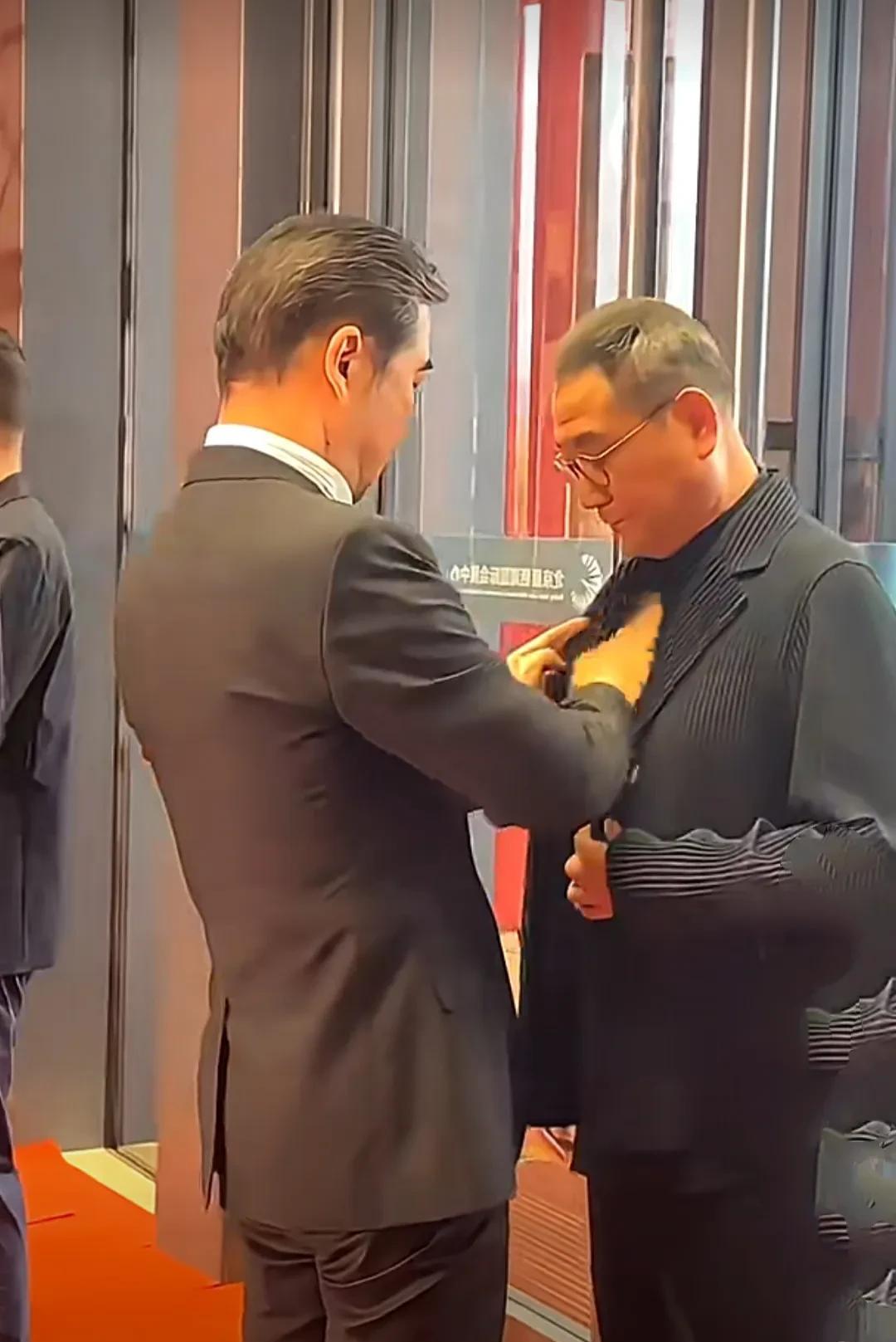 一次活动现场，张国立为范伟整理西装，把他扣扣子，抹平领口，一切都那样的贴心。而范