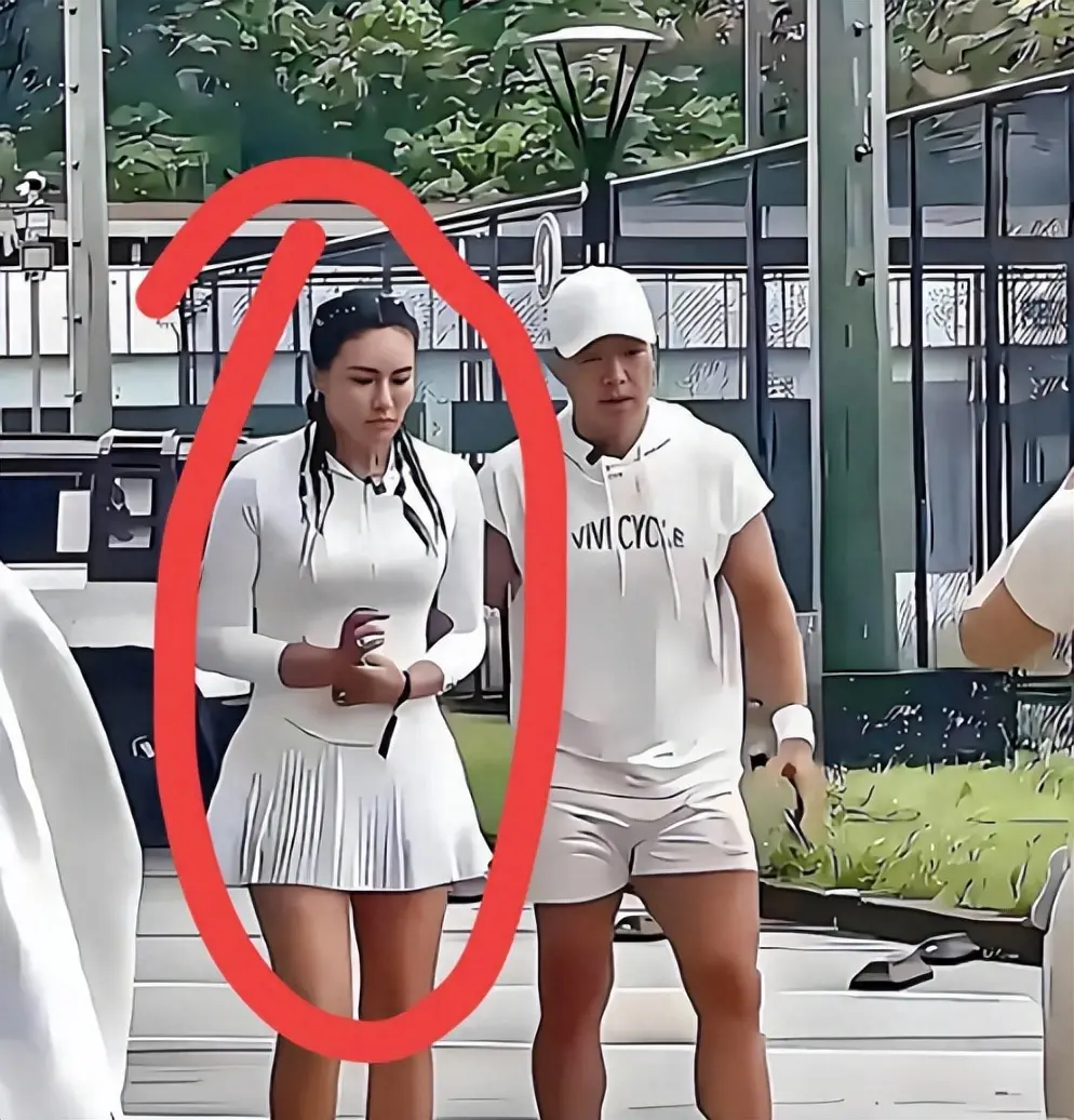 刘畊宏直播间凉了，这事儿还真得说道说道。曾经他的直播间那叫一个火爆，一堆人跟着“本草纲目”毽子操狂练