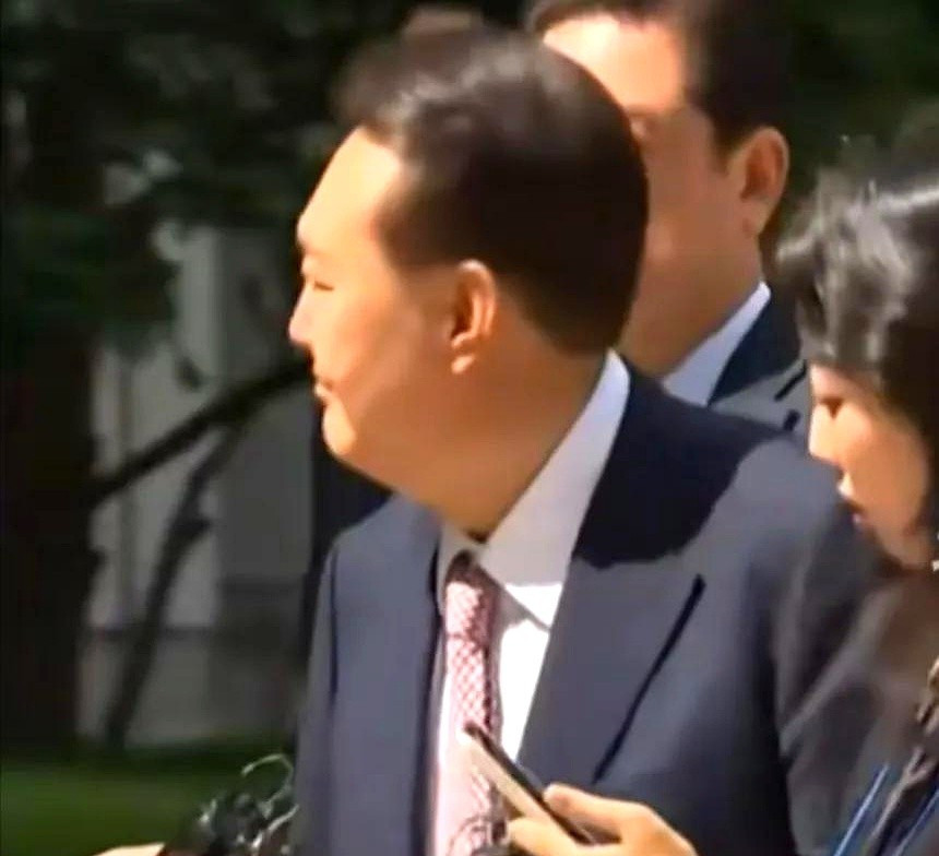 尹锡悦庭审避谈大选结果见鬼了！堂堂前总统，面对记者提问竟