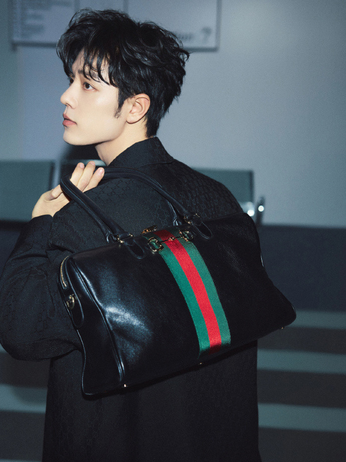 肖战启程米兰时装周造型图肖战启程米兰时装周造型图风度随行，格调启程！再次出发米