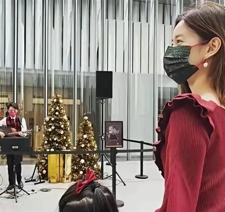 网友偶遇章泽天在伦敦！京东长公主正脸曝光，颜值出众气质高雅