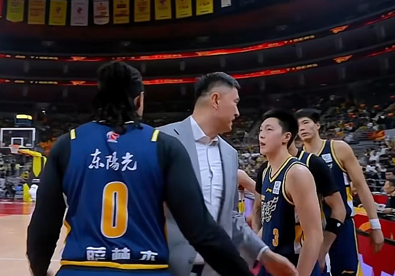 三分17中1！广东队找不到自家的篮筐，球迷：不可思议CBA常规赛，迎来了一场焦