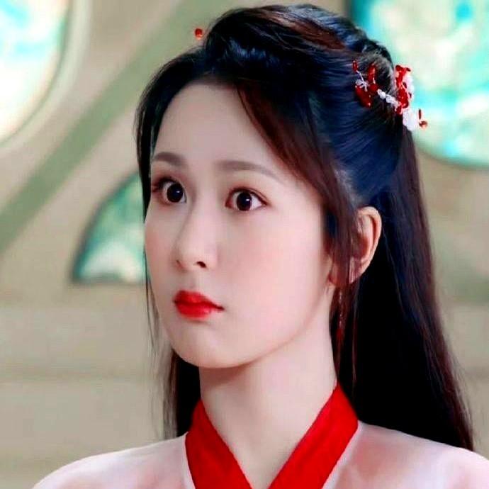 杨紫一个转场视频，就把七年前的《香蜜》给炸出来了。就因为活动穿的裙子和当年角色撞