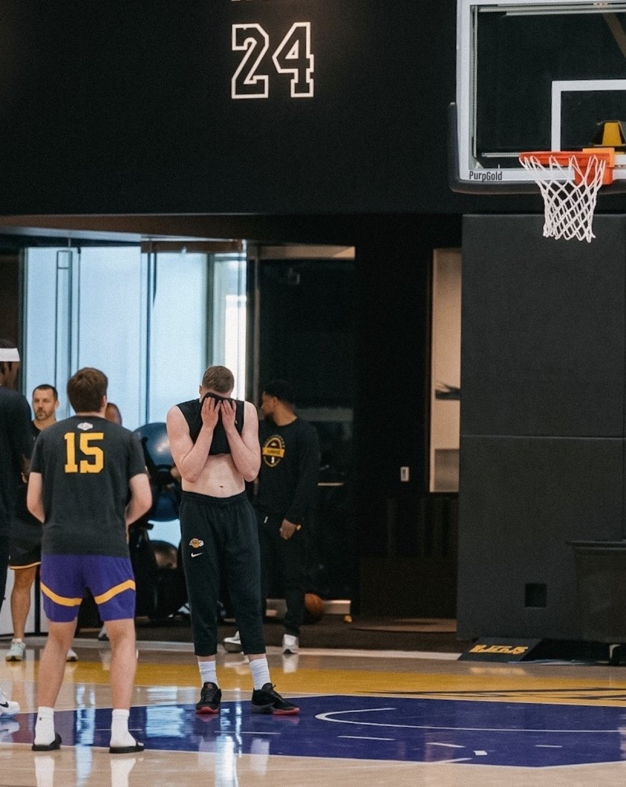 里夫斯，今天进行了投篮训练，穿着拖鞋。