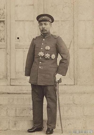 张学良活到一百岁。他爹张作霖五十三岁被炸上了天。一份清单列出来，段祺瑞七十一，