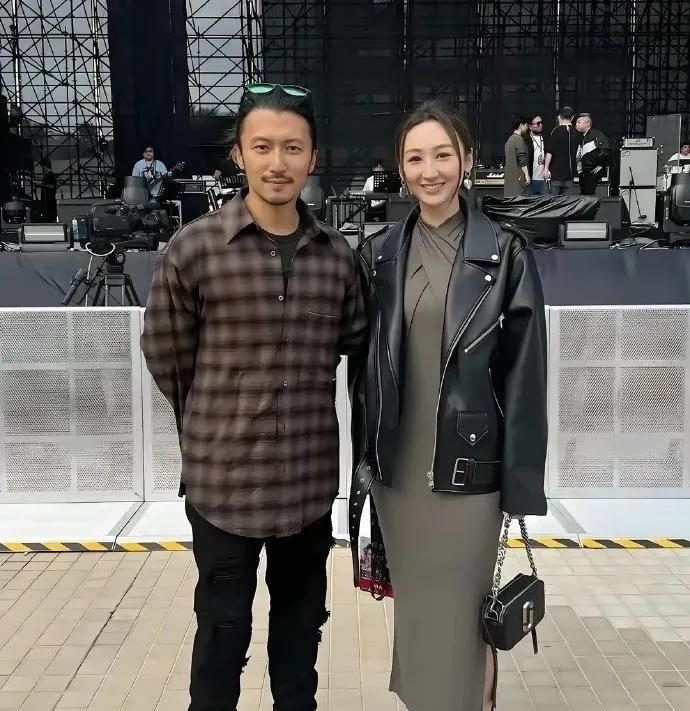 谢霆锋身旁美女超眼熟！
