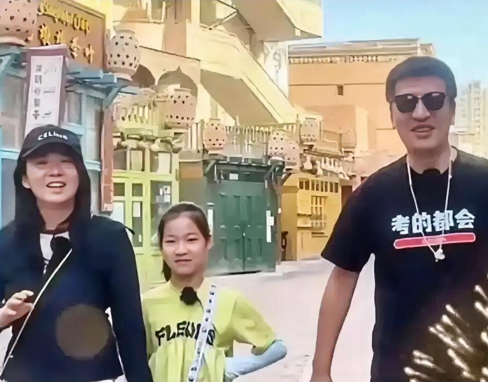 张雪峰的后事处理完之后，他的妻子李丽婧有三种选择。1，带着女儿改嫁，毕竟她比张