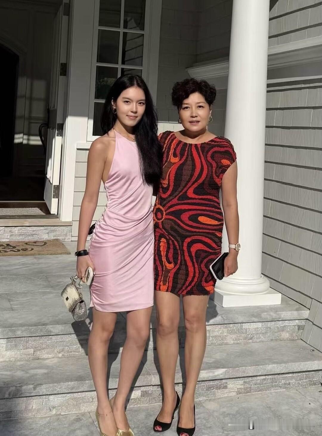 前央视主持人李咏和导演哈文的女儿法图麦，颜值挺高的，身高也比妈妈高一点点了。身材