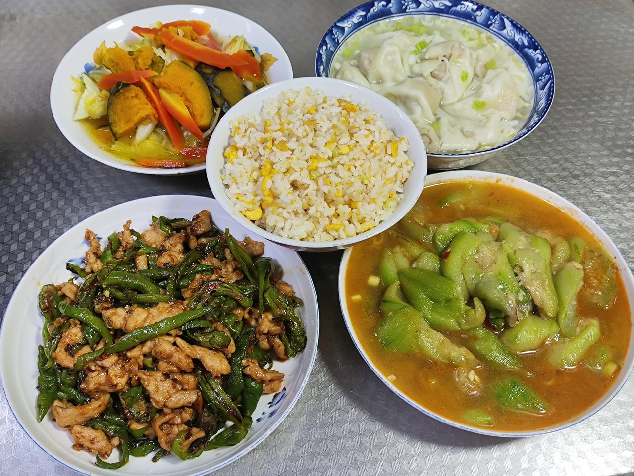 七月一日的午餐分享来啦！青椒炒肉堪称下饭神器，炒丝瓜清爽解腻，再配上一碗杂蔬汤。