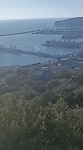 昨天下午，一架乌克兰海军无人机成功袭击了俄罗斯图阿普谢港的石油产品出口码头。据称