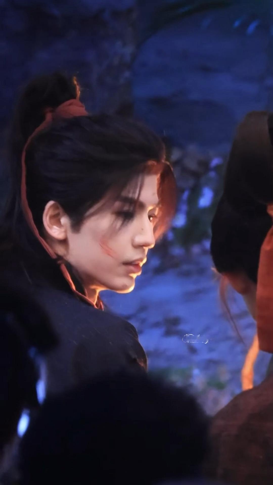 张凌赫林允喂药吻两个惨兮兮的小苦瓜，配上横店的初雪更有故事感了