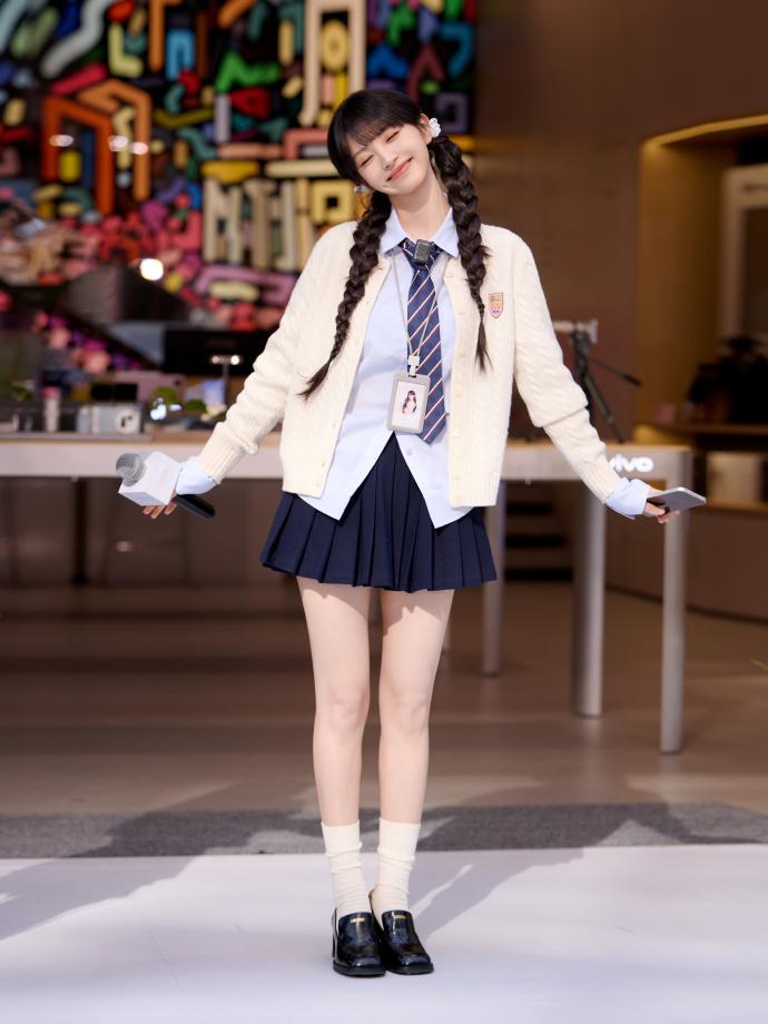 最近田曦薇在出席活动的时候搭配的非常有清新感，气质也相当的出众，看起来像个清纯的