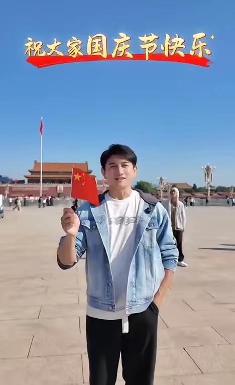 吴奇隆手拿国旗发国庆祝福后迅即遭到岛内封杀，失去开球资格吴奇隆为了表达自己国庆