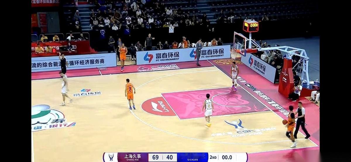 半场69比40。这球还有啥看的？我直接跟你说结局得了。上海队那边，好家伙，内