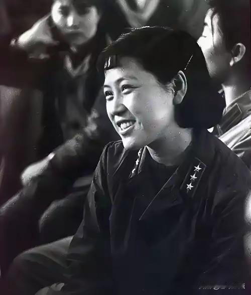 她是八一厂的著名电影演员。1964年，影片《霓虹灯下的哨兵》上映，她在片中饰演朴