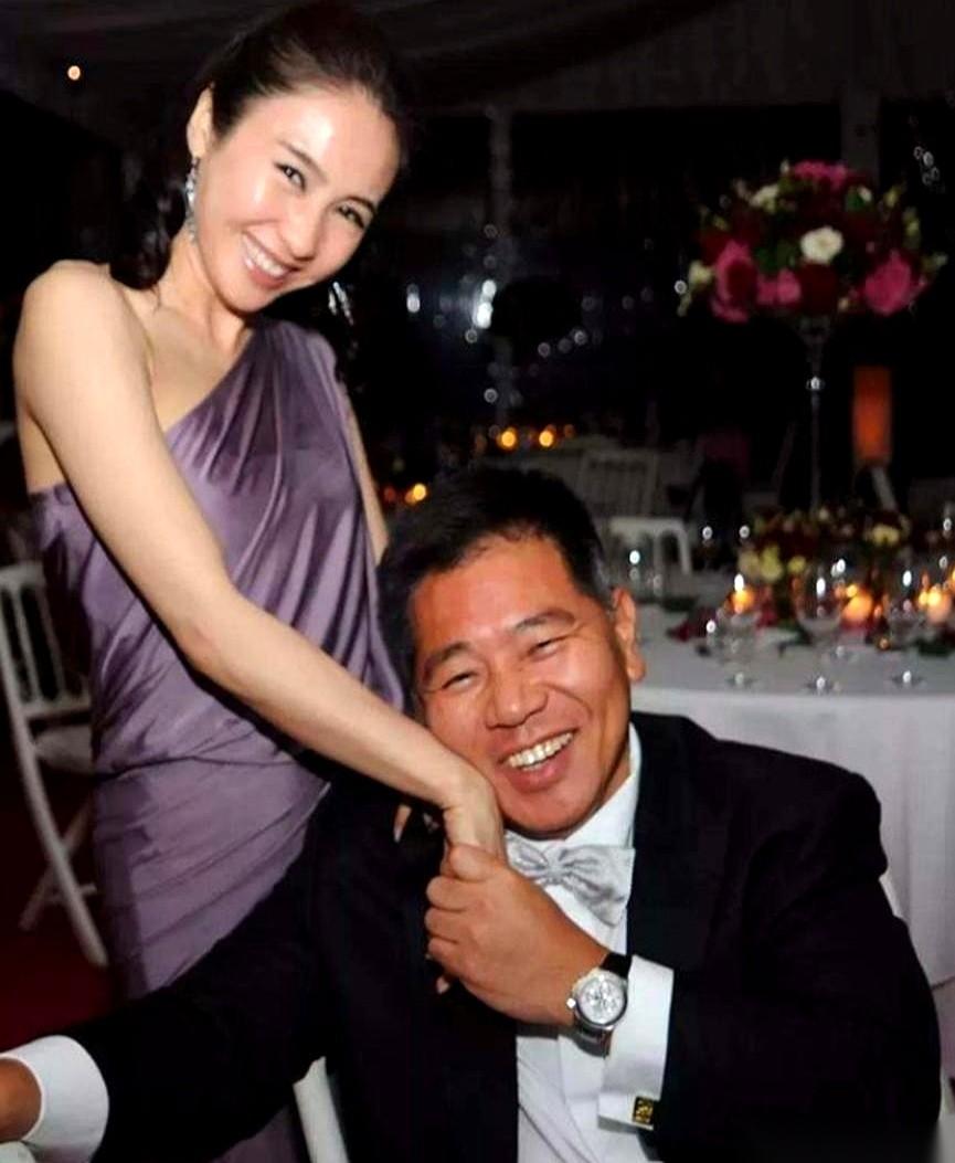 “马先生，我实在是没有办法了，你借我点钱吧！”说这话的，是黎姿。TVB最明艳照