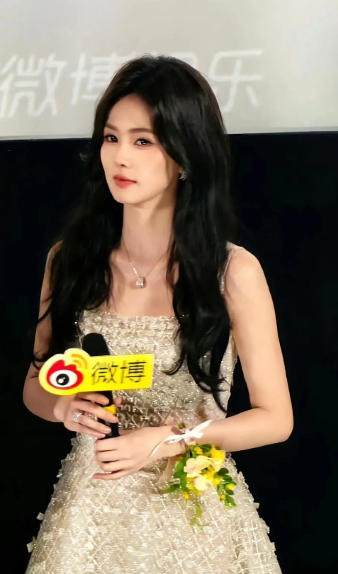《临江仙》线下剧宣，白鹿和曾舜晞拼了！俩人本来都在剧组里拍戏，白鹿在《莫离》剧