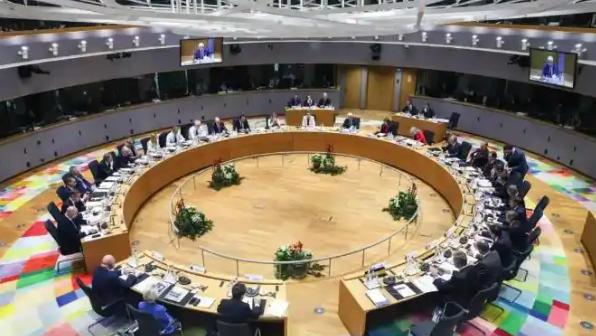 乌克兰急需的“救命钱”到了。再拖几天，乌克兰可能真要直接停摆了。就在所有人都觉得