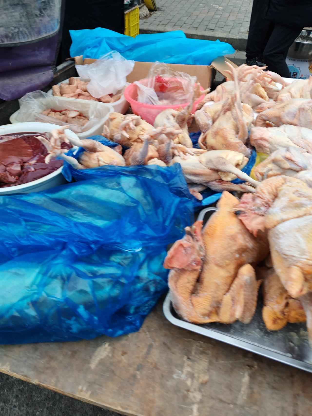 难怪实体生意冷清1月31日，陕西西安。今天腊月十三，春节越来越近，集市上的肉制