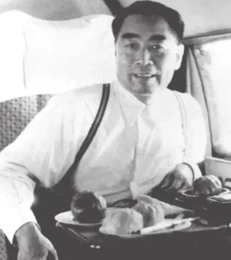 1968年一个深夜，周恩来刚躺床上，准备睡觉。警卫员关了灯，正要走出房间，总理突