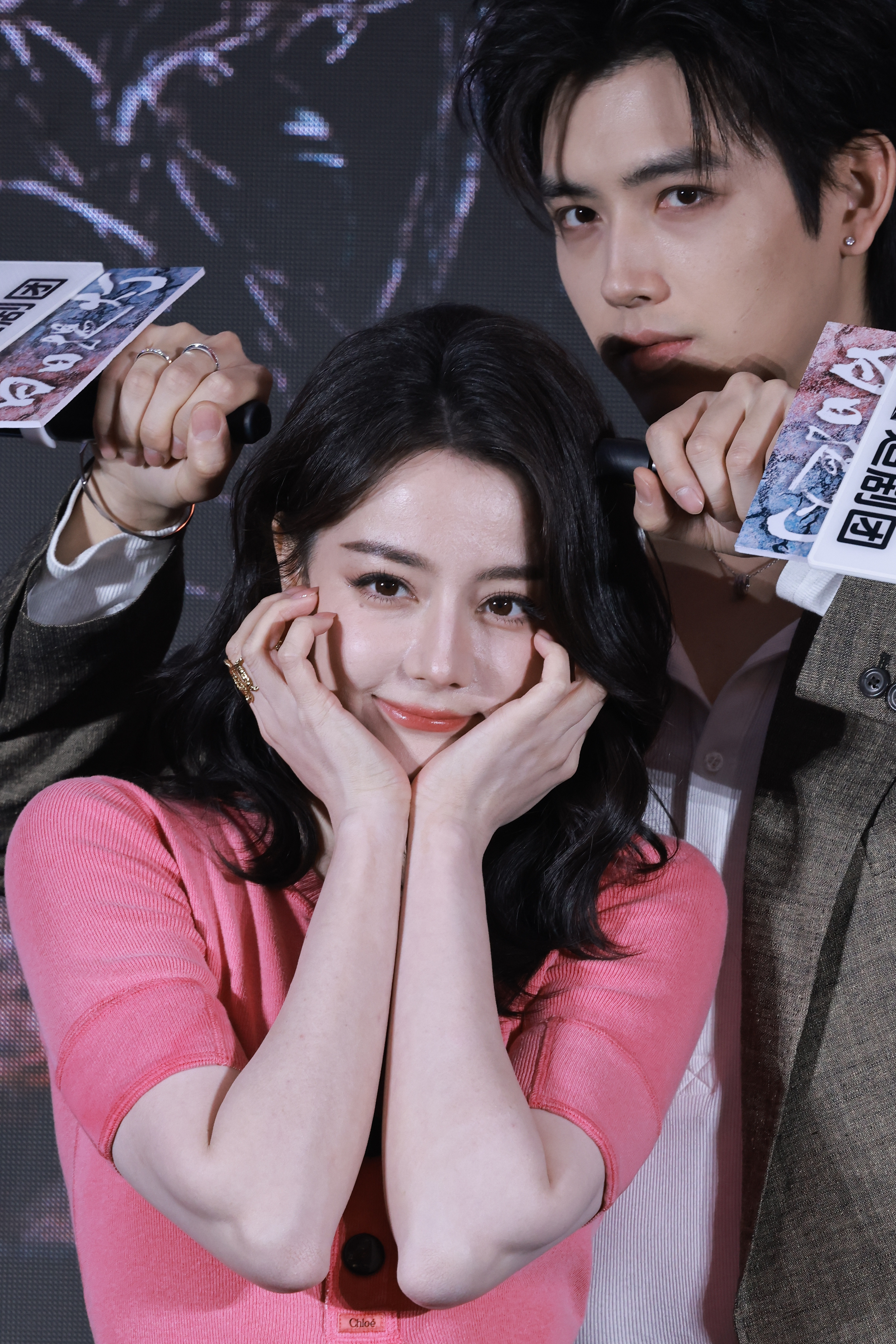 迪丽热巴周边中转站啊啊啊热巴实在太美了！给大家分享一组今天收到的图！都是生图！