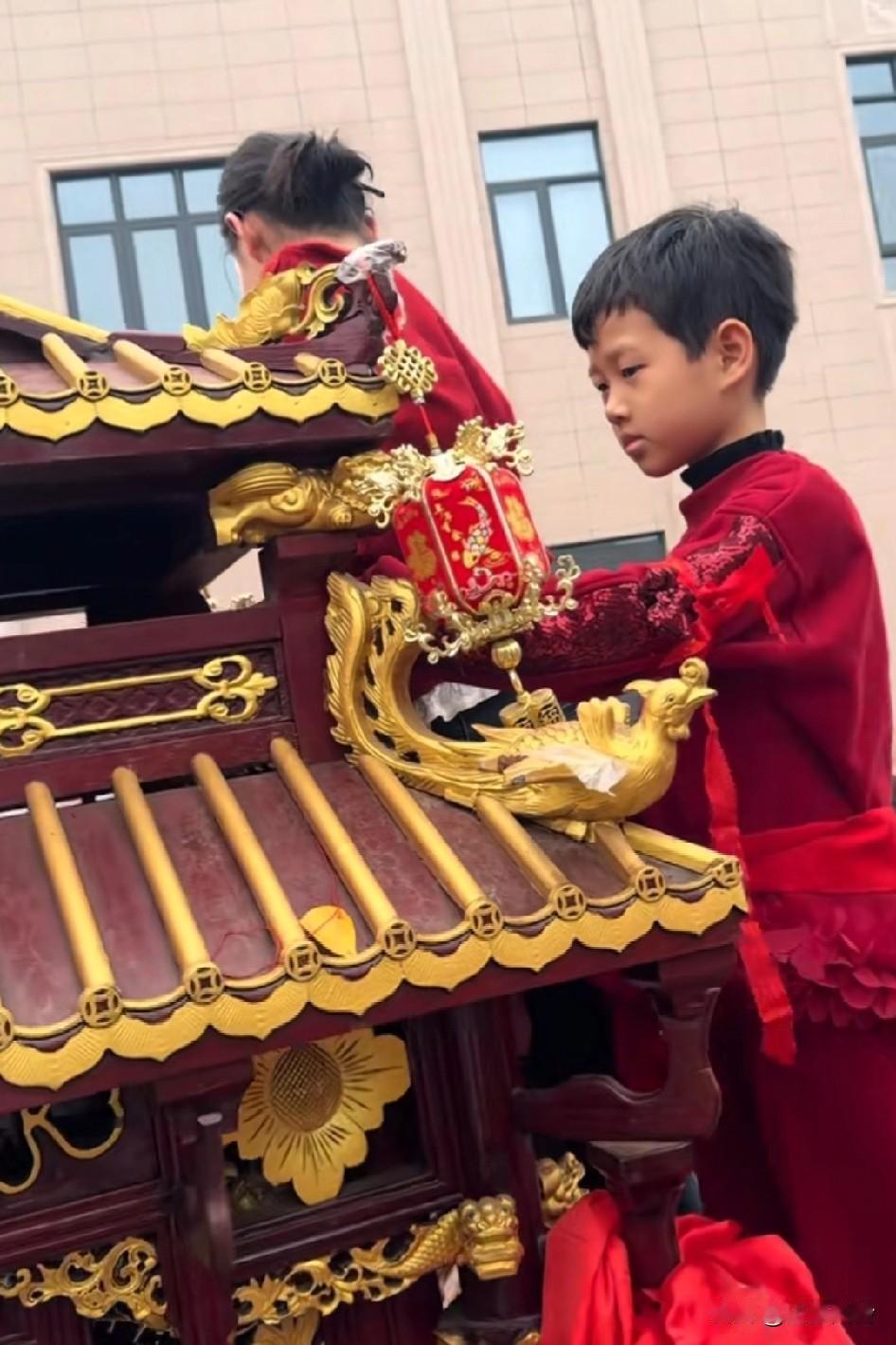 高个女生是真妈祖，小男孩是资本家的儿子他家主办的，掷圣杯连失败9次才回来请的那个