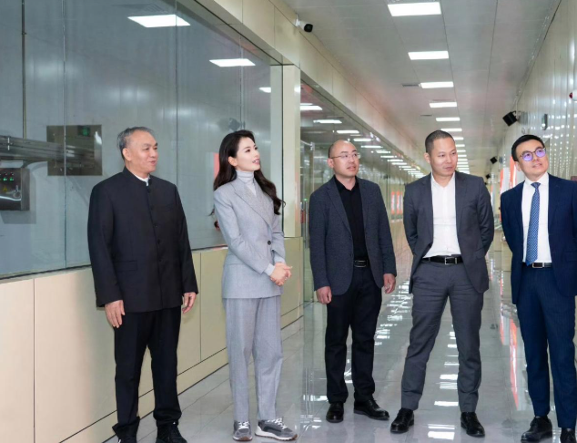 刘涛这身打扮好像已经入编工作一样正装与休闲的结合，有种气场全开的感觉，知性干练