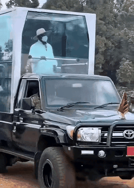 检阅的仪式很简约，规模也不是很大，但是看起来也是很有仪式感的，底子薄，基础弱，想