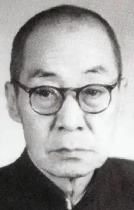 被认为是史学四大家之一的吕思勉，在民国时期，写了一本书，鼓吹岳飞是个军阀，秦桧是