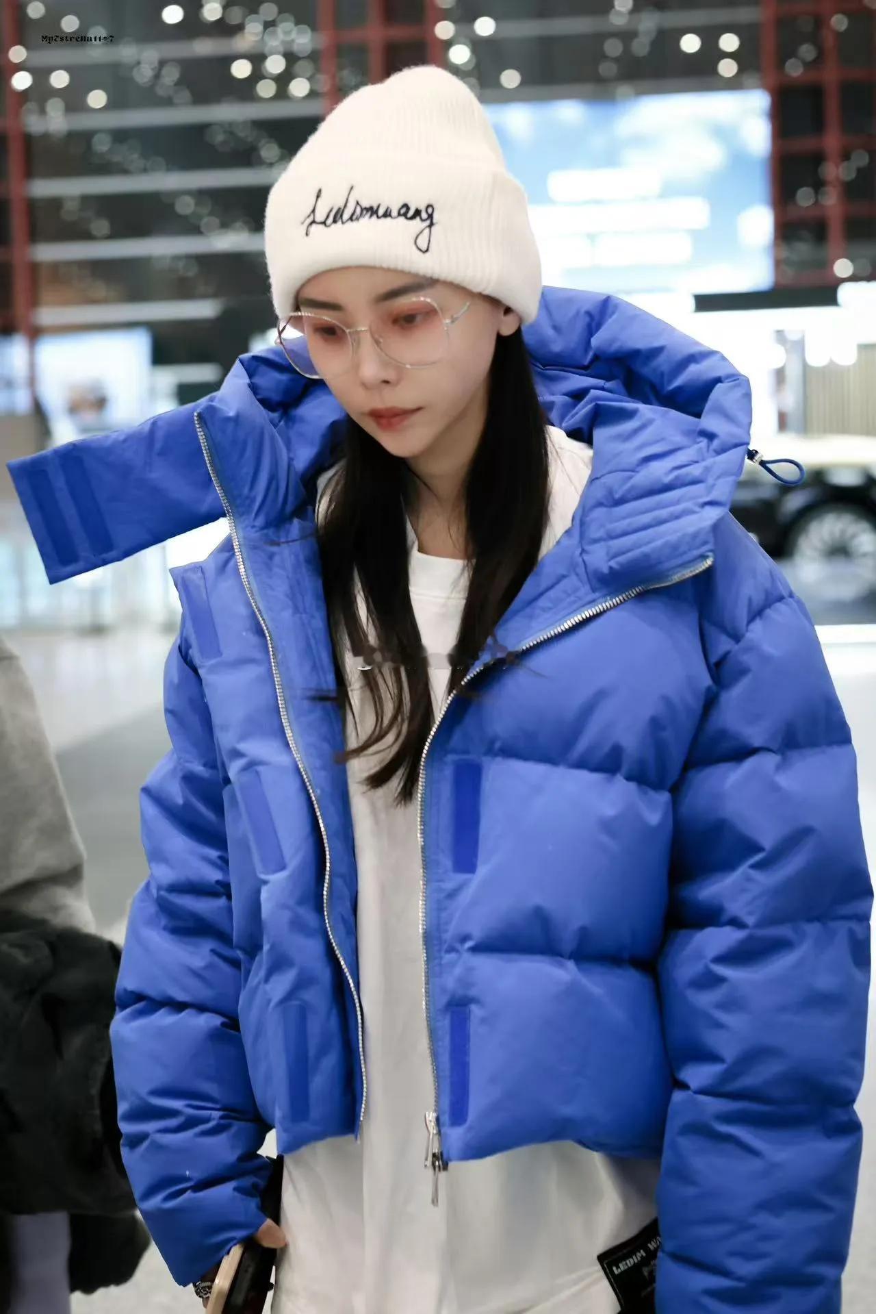 于文文机场私服太可了！蓝色羽绒服配白长T和黑裤子，简约搭配却透着洋气与高级感，时