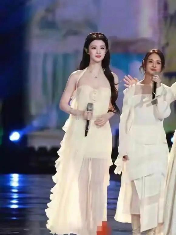 原来王楚然这么高，感觉比旁边女生大了一圈