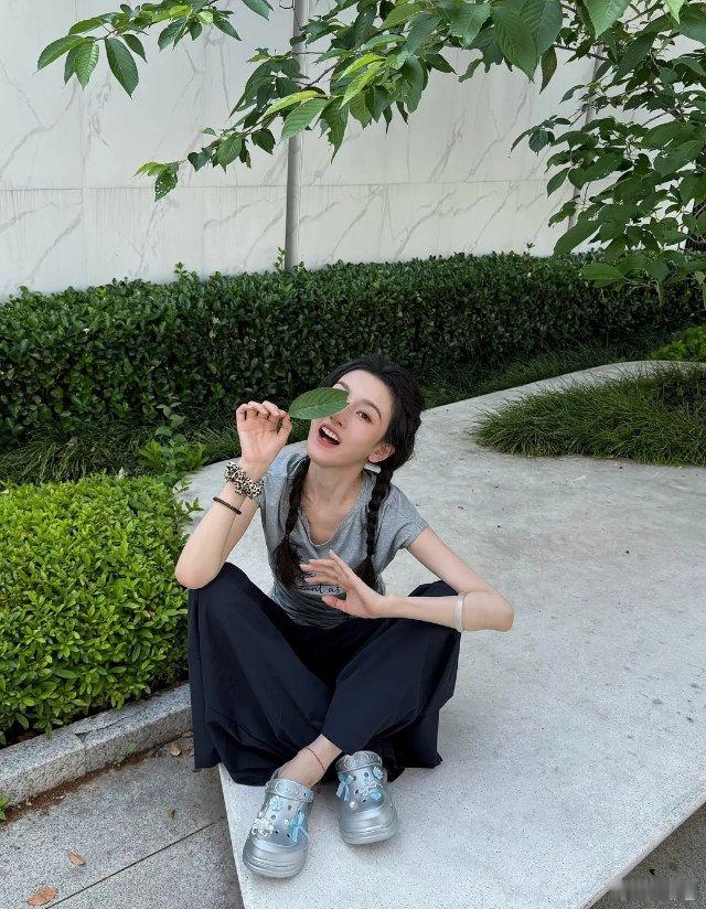 宋祖儿这两张图还挺自然，没穿礼服那么夸张了