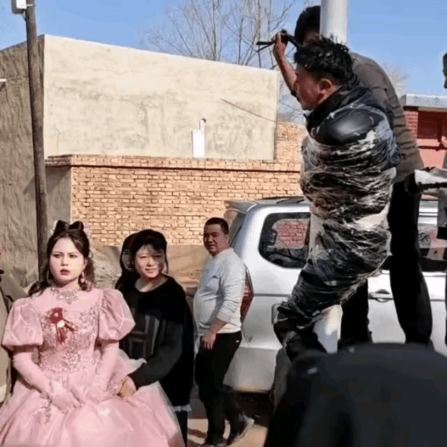 西北农村，结婚现场的“婚闹”。感觉越偏僻的地方，越喜欢整这出。