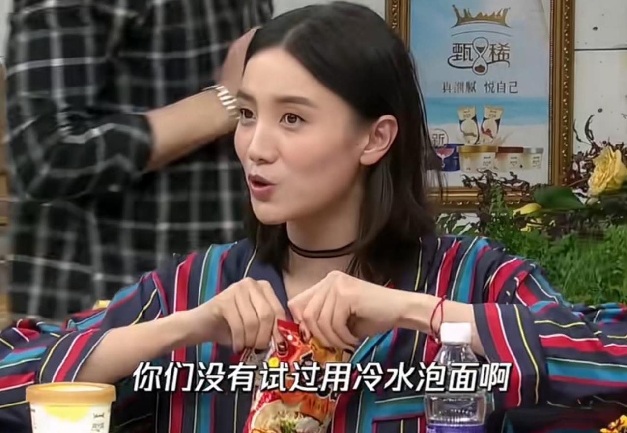 宋佳，你都等不及把水烧开么？[捂脸哭]节目中她用冷水泡面，其余嘉宾都全体懵逼，这