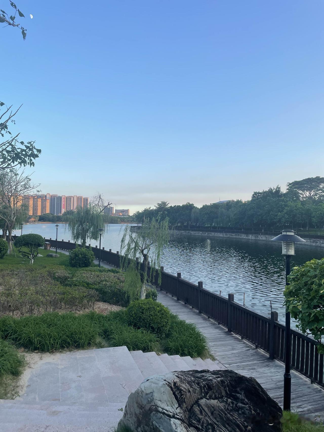 这种结了婚还跟老婆AA制10年的,真是祖上烧高香了。一男子36岁,和老婆结婚1