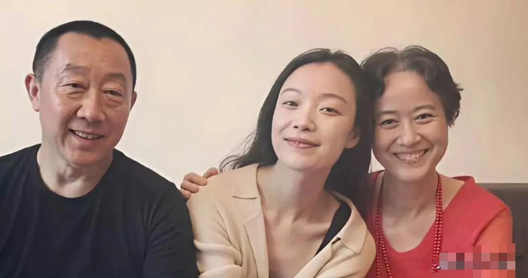 倪妮的妈妈很有气质，感觉比女儿还要漂亮些。