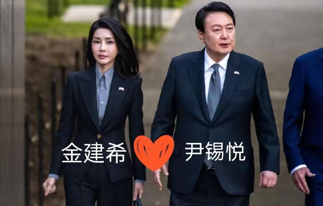 央视刚报的消息简直震碎三观！那个娶了漂亮老婆的尹大总统，居然是个"内鬼"。韩