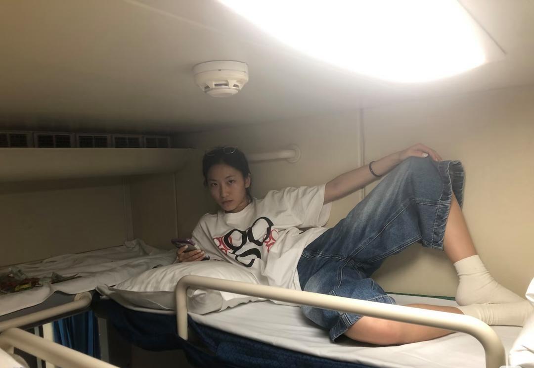 这个眼神好吓人，弄的我在卧铺上一夜没敢合眼！