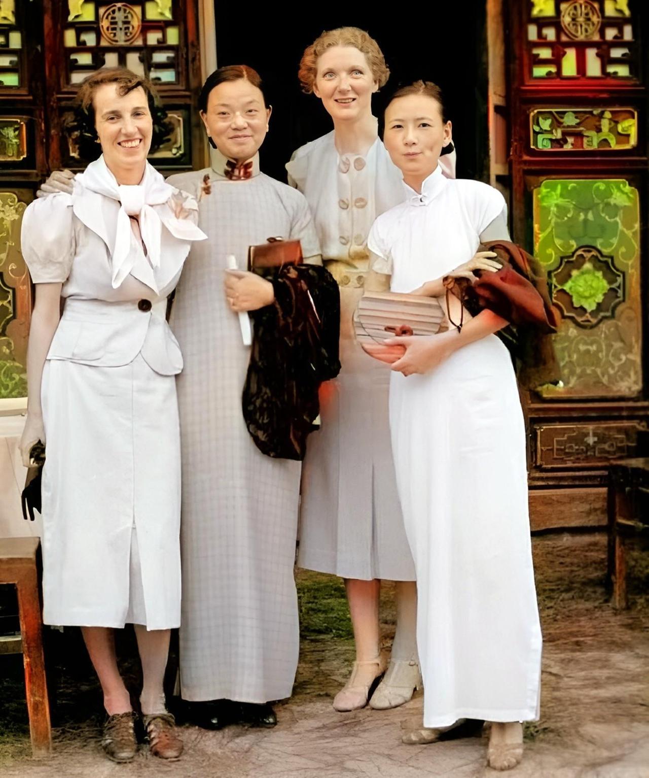 这是极为罕见的一张林徽因与朋友的合影。照片里的她穿着白色竖领短袖旗袍，手里捏