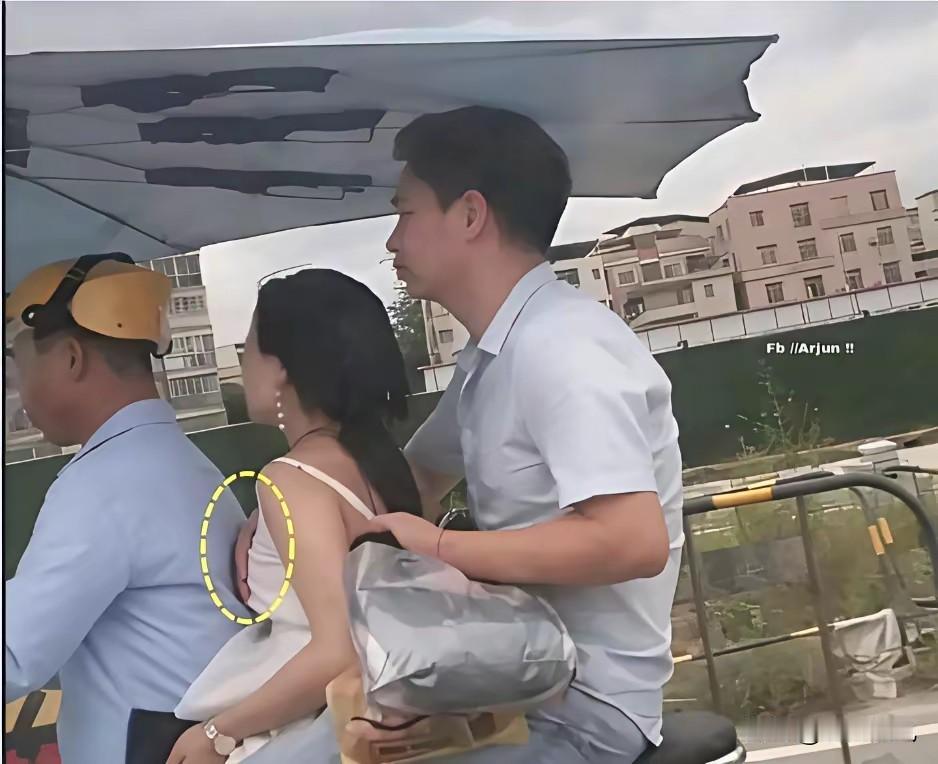 这一幕太搞笑了小伙子带女友乘坐一辆摩的因为生怕女友的胸口蹭到摩的师傅后背